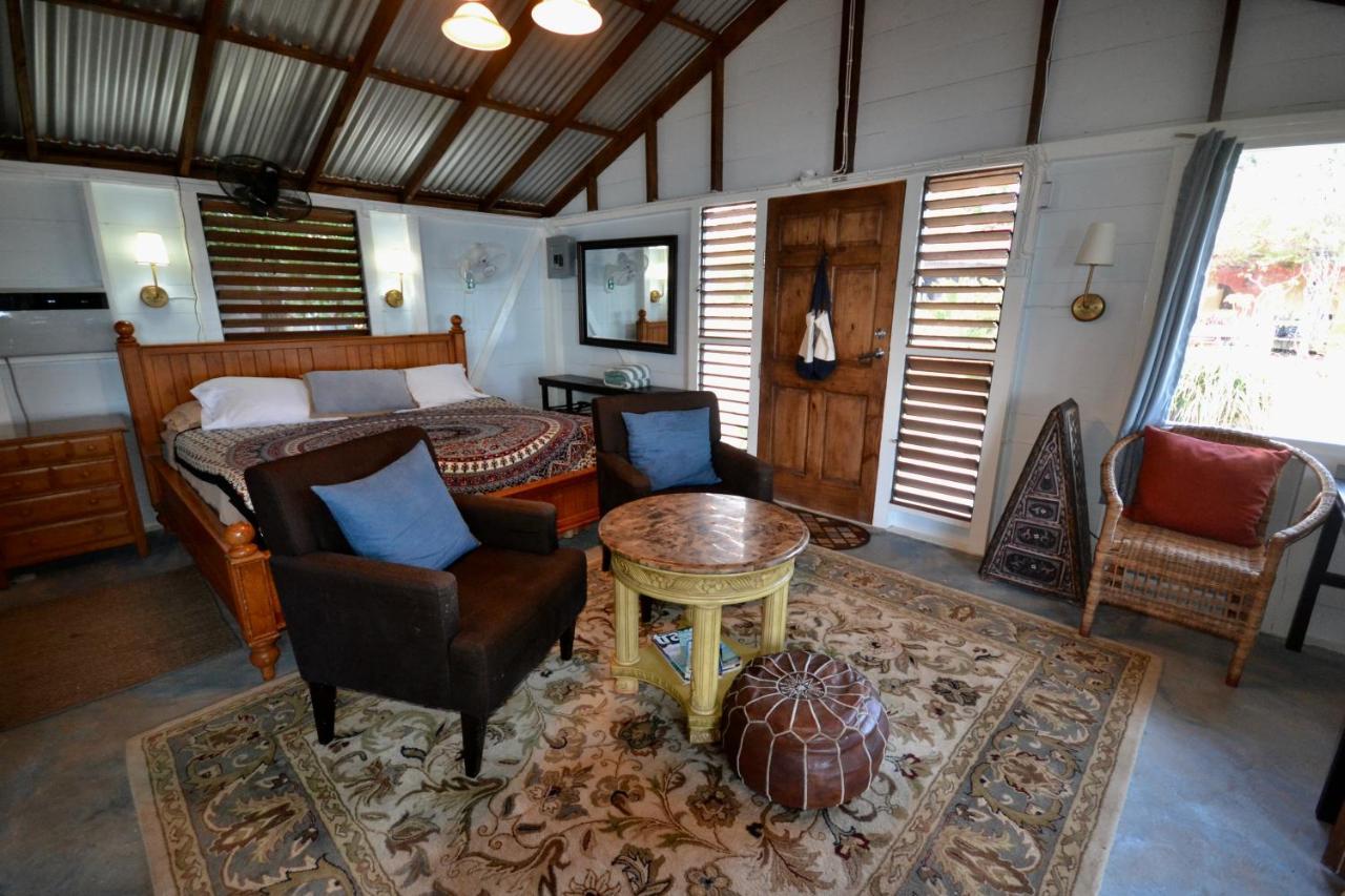 Katamah Beachfront Guesthouse Treasure Beach Bagian luar foto