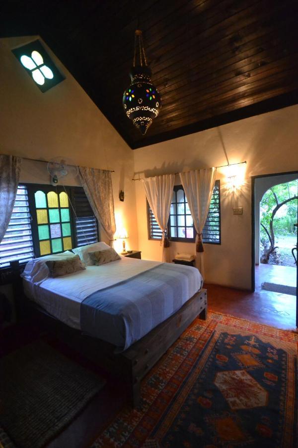 Katamah Beachfront Guesthouse Treasure Beach Bagian luar foto