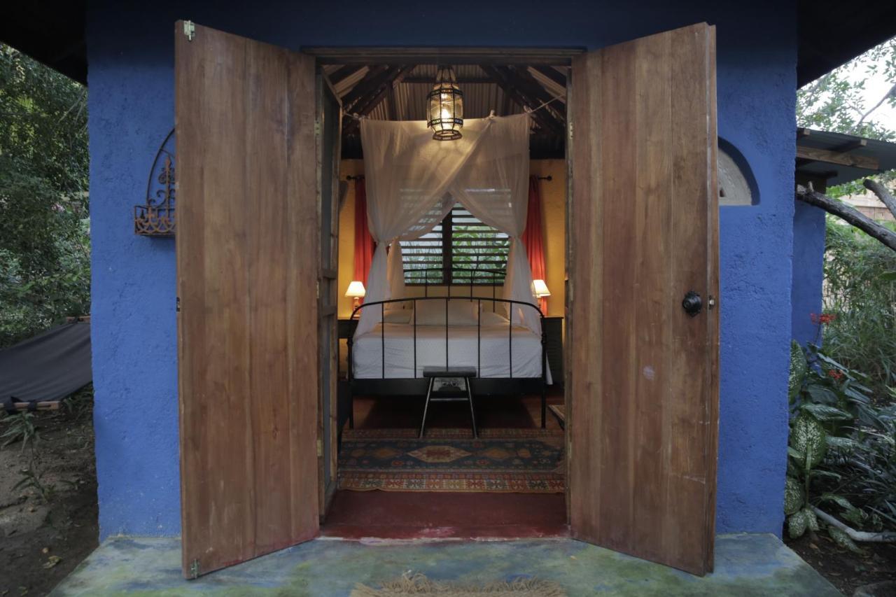 Katamah Beachfront Guesthouse Treasure Beach Bagian luar foto